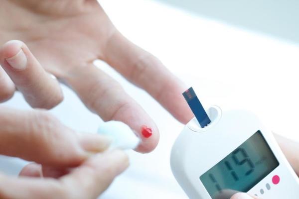 طريقة بسيطة لخفض نسبة السكر في الدم بدقيقتين فقط